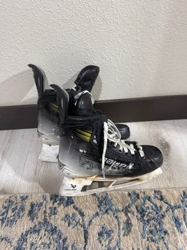 2023 Bauer Vapor Hyperlite 2 Hockey Skates 8 (Used)