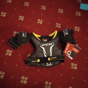 Medium Youth CCM Tacks 9550 Shoulder Pads (New)