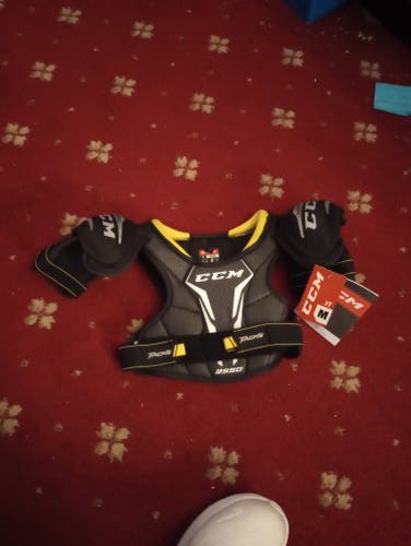 Medium Youth CCM Tacks 9550 Shoulder Pads (New)