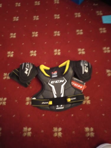 Medium Youth CCM Tacks 9550 Shoulder Pads (New)