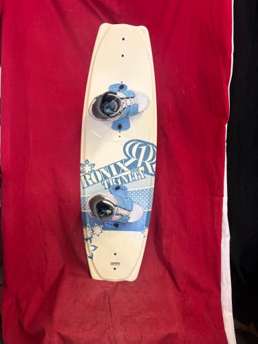 Wakeboard: Ronix Trinity Wakeboard equipped with Ronix Luxe Bindings, 135cm