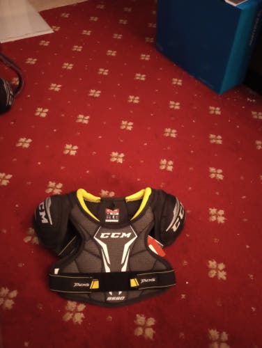 Medium Youth CCM Tacks 9550 Shoulder Pads (New)