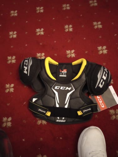 Medium/Large Youth CCM Tacks 9550 Shoulder Pads (New)