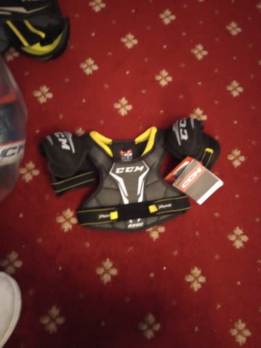 Medium Youth CCM Tacks 9550 Shoulder Pads (New)