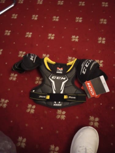 Medium Youth CCM Tacks 9550 Shoulder Pads (New)