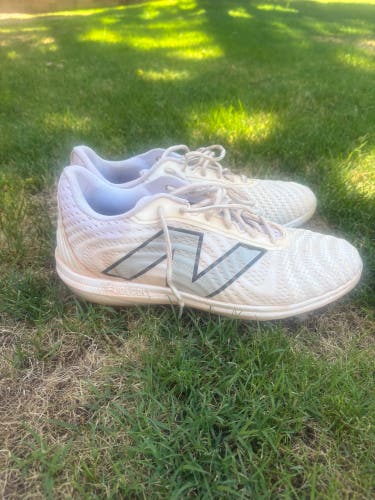 White Men's Size M 12.5 (W 13.5) Adult New Balance Metal Cleats (Used)