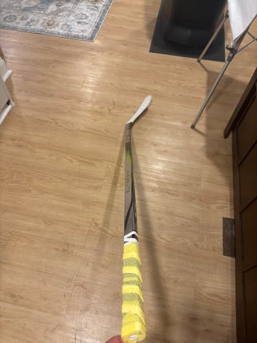 Senior Bauer Vapor Hyperlite 2 Right Handed Hockey Stick P28 77 Flex (Used)