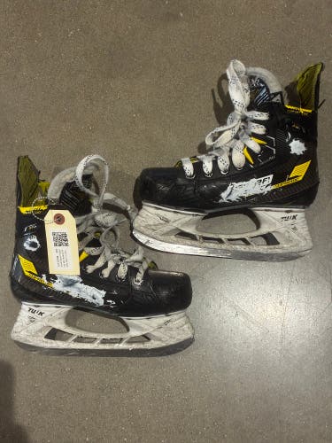 Youth Bauer Supreme M4 Hockey Skates Size 2.5 (Used)