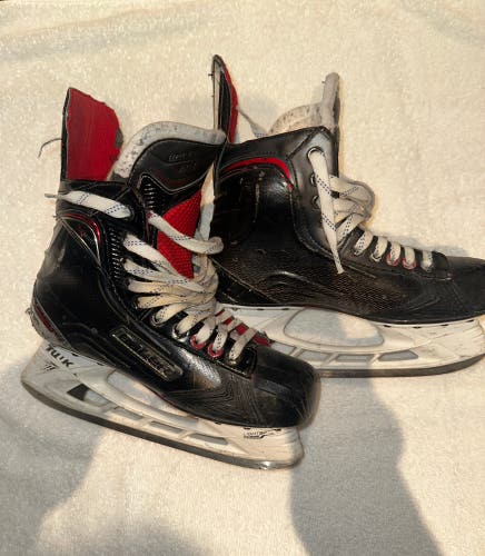 Black 2017 Bauer Vapor X600 Hockey Skates Regular Width 7 (Used)