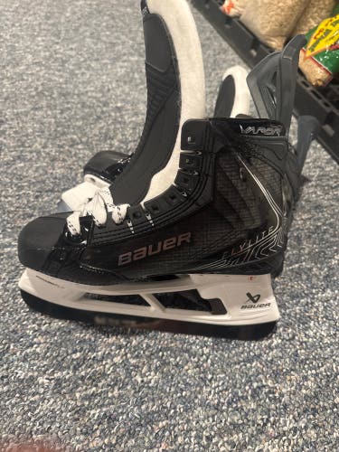 Black 2023 Bauer Vapor Hyperlite 2 Hockey Skates 9 (New)