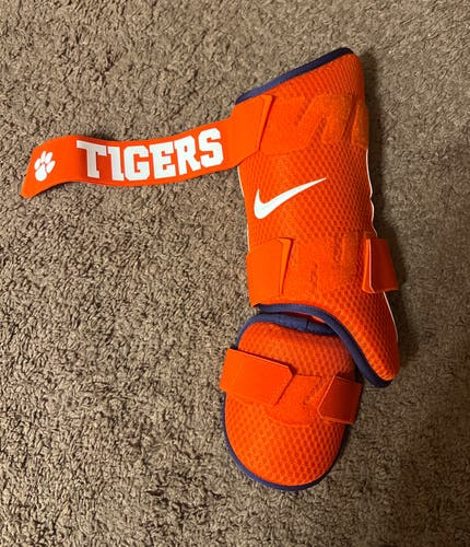 Nike Diamond Elite Team Issue PE Clemson Tigers Baseball Batter Right Leg Guard