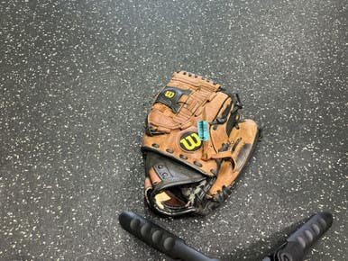 Used Wilson AO500ZS115 BB/SB Glove RH Throw Brown 11 1/2" 10743-S000478194
