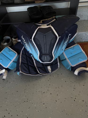 Men's Small / Medium Junior Bauer Vapor Hyperlite Shoulder Pads Pro Stock (Used)