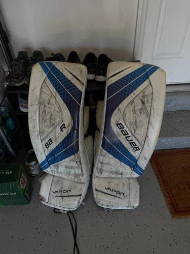 Medium Bauer Vapor X900 Goalie Leg Pads (Used)