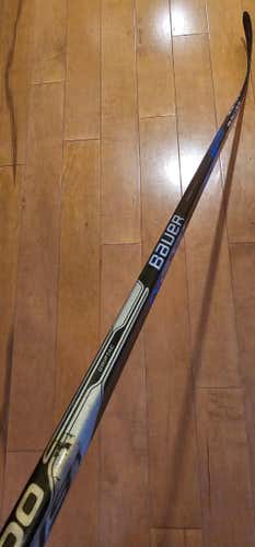 Bauer Nexus 8000 Hockey Stick – Right Hand – P28 Giroux – 77 Flex – 3K Carbon