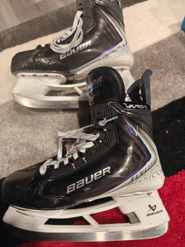 Black 2025 Bauer Vapor Flylite Hockey Skates 7.5 (Used)