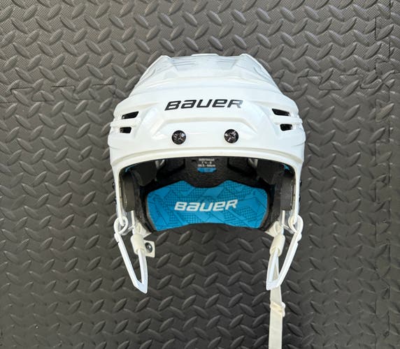 Large White Bauer Re-Akt 65 Helmet (New)