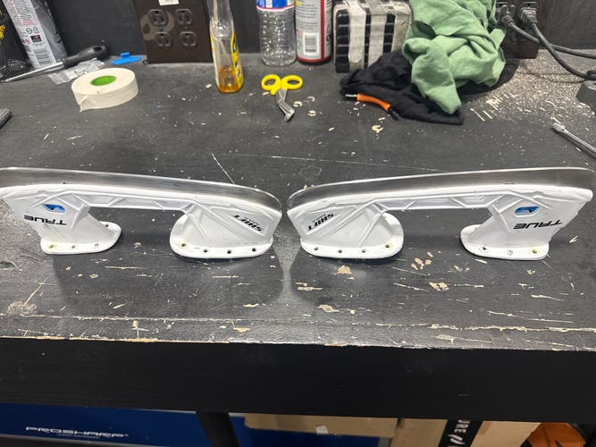 White/Blue 2023 True HZRDUS 7x Hockey Skates Regular Width 7.5 (Used)