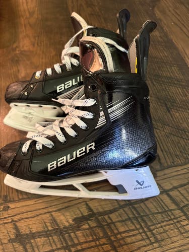 Black 2023 Bauer Vapor Hyperlite 2 Hockey Skates Regular Width 9 (Used)