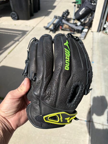 Softball glove : Mizuno RH Infield Baseball Glove 12" (Used)