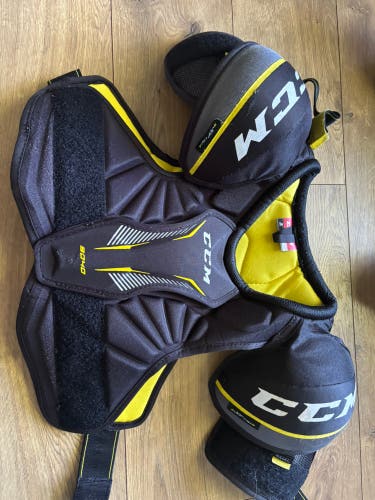 Medium Junior CCM Tacks 9040 Shoulder Pads (Used)