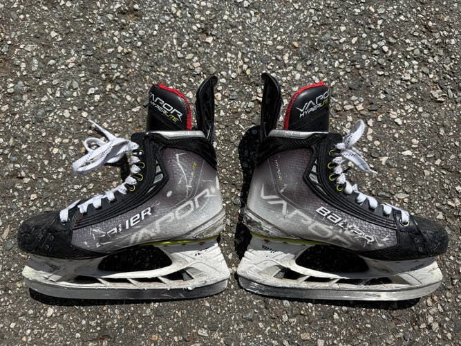 2021 Bauer Vapor Hyperlite Hockey Skates Regular Width 6 (Used)