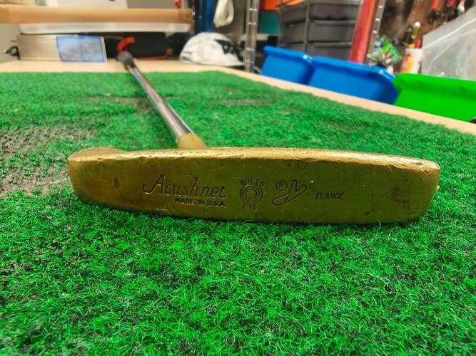 Acushnet Flange Bullseye 35.5 Inch Putter w Tiger Shark Grip