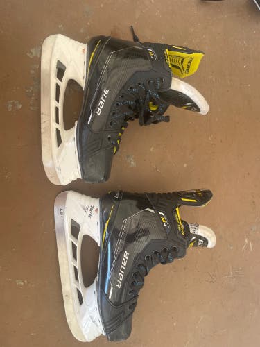 2022 Bauer Supreme M4 Hockey Skates Regular Width Size 5 (Used)