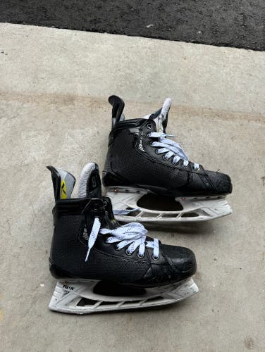 Pro Stock Bauer Vapor Hyperlite 2 Hockey Skates 5.5 (Used)
