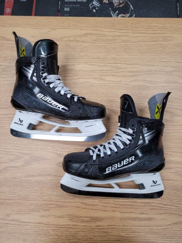 Size 8.5 Fit 2 Bauer Vapor Hyperlite 2 Hockey Skates Pro Stock 8.5 (Used)