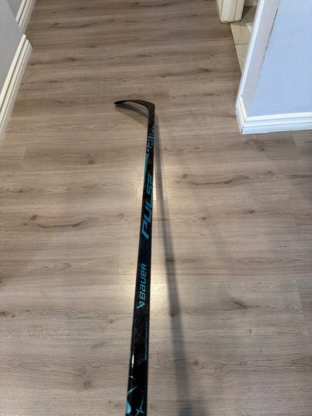 Intermediate Bauer Pulse Right Handed Hockey Stick P28 55 Flex (New)