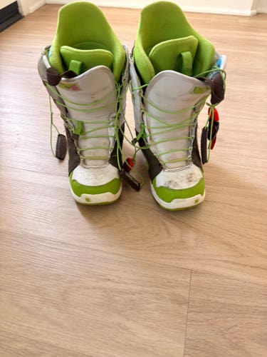 Unisex Size M 4.5 (W 5.5) Burton Mint Snowboard Boots Medium Flex (Used)