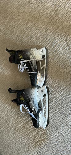 2023 Bauer Vapor Hyperlite 2 Hockey Skates 10 (Used)