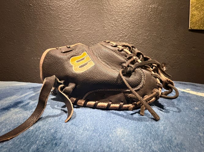 Wilson A2000 RH Catcher's Baseball Glove 33.5" (Used)