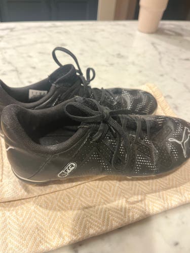 Size M 6.0 (W 7.0) Puma Future Play Junior FG Molded Soccer Cleats (Used)