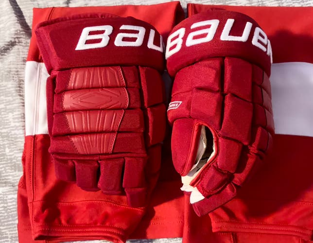 Patrick Kane Detroit Red Wings Bauer Pro Series Gloves 14" Pro Stock (Used)