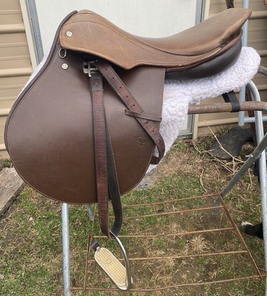 Lightly used Courbette Futura 17.5" close contact English saddle w/fittings, pad