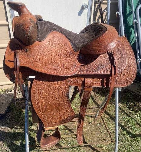 Vintage 15" Big Horn Western trail saddle 725  w/tooled horse heads VGC