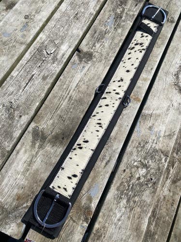 32" Showman neoprene Western cinch w/hair-on cowhide