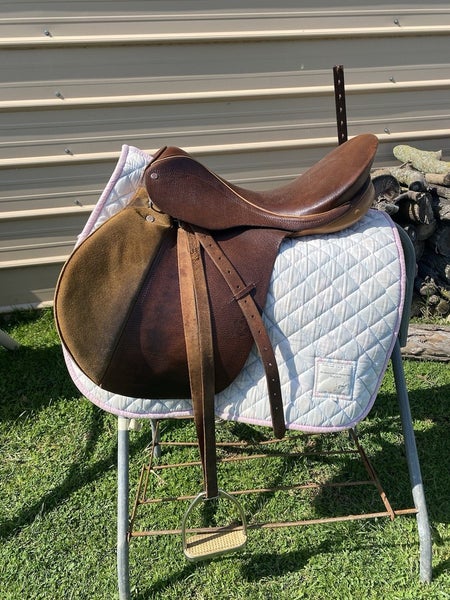 Used Courbette Classic 17.5" AP English saddle w/fittings, pad VGC