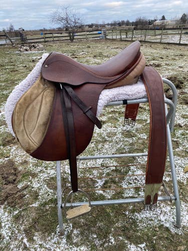 Used Courbette Husar 17" AP English saddle w/fittings, MW tree