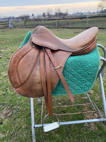 Used Courbette  Marschall 17.5" light brown MN AP English saddle w/fittings, pad