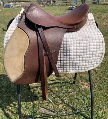 Used Pastene International 17" AP English saddle w/long flaps, MW tree, fittings