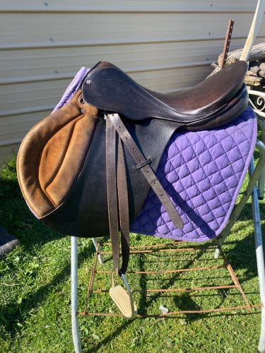 Used Courbette Husar 17.5" AP English saddle w/fittings, MN tree