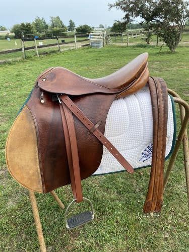 Used Courbette Pandur 17.5" AP English saddle w/fittings, pad, girth, M tree