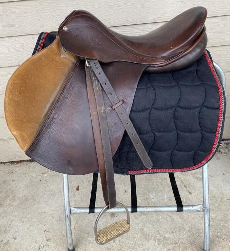 Used Courbette Classic 17.5" AP English saddle w/fittings, pad