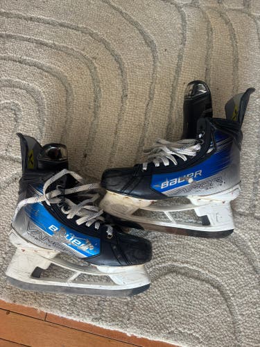 Blue 2023 Bauer Vapor Hyperlite 2 Hockey Skates Regular Width Pro Stock 9 (Used)