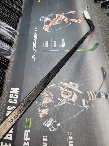 P28 | 77 Flex Senior Bauer Vapor Hyperlite 2 Left Hand Hockey Stick P28 77 Flex Pro Stock (Used)