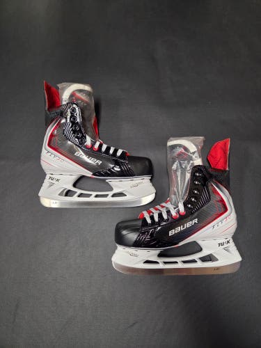 Brand new Senior Bauer Vapor Fly30 9.0D ice hockey skates