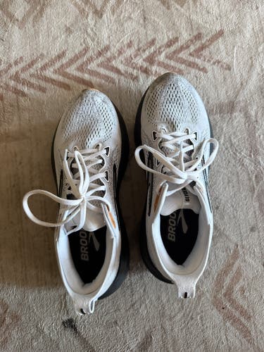 White Unisex Size M 8.5 (W 9.5) Adult Brooks Shoes (Used)